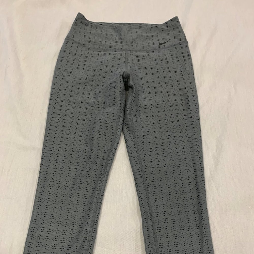 🍎🍎  NIKE DRI FIT TEN LESS PLASTIC BOTTL WOMENS ATHLETIC YOGA CAPRIS PANTS …🍎